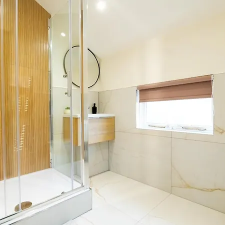 Apartament Prime Headingley Location