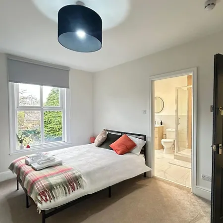 Prime Headingley Location *